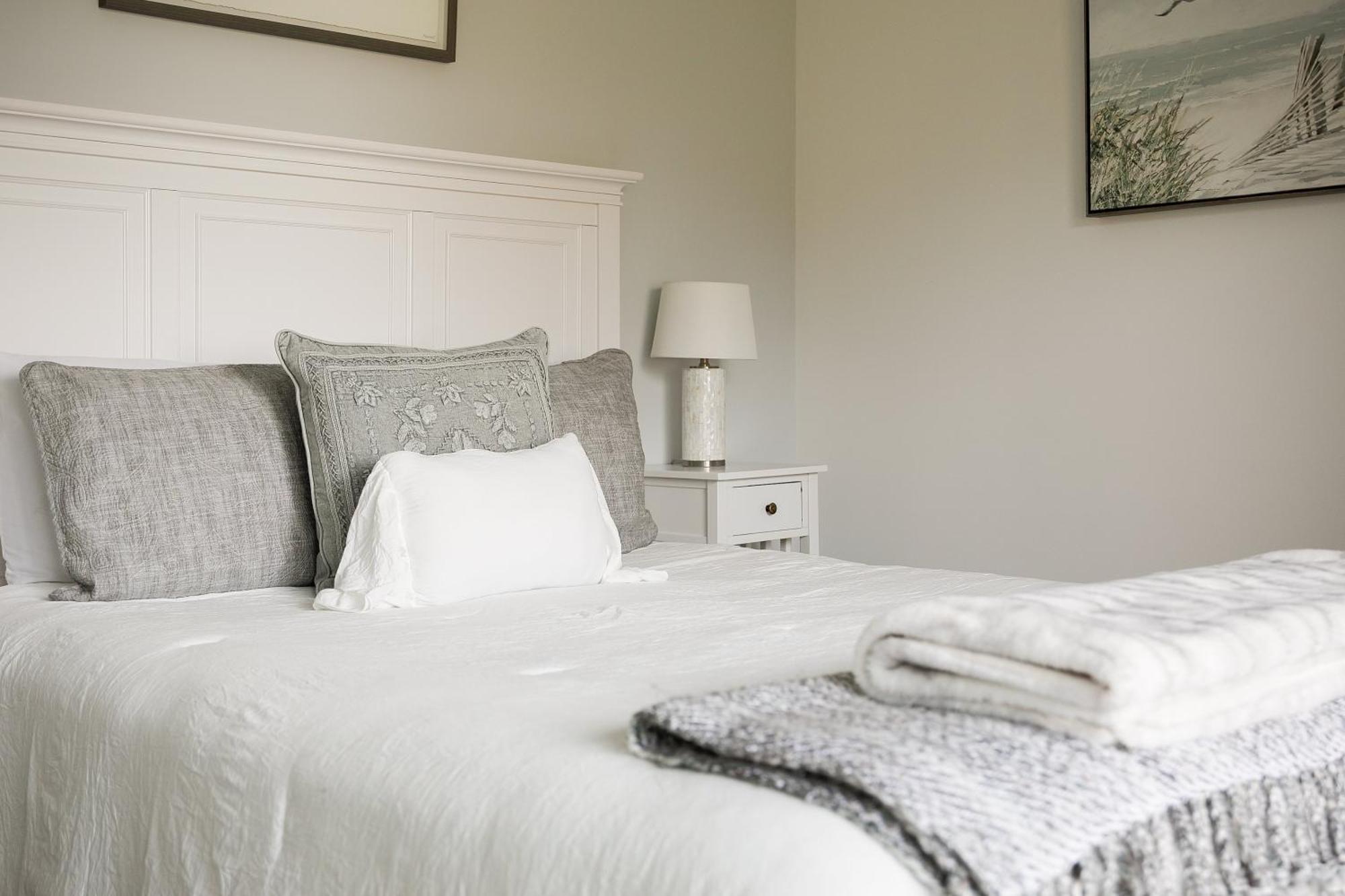 Gorgeous 2 Bedroom Lake View Condo Traverse City Exteriér fotografie