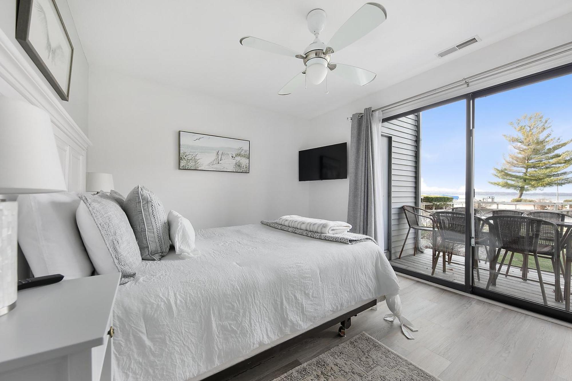Gorgeous 2 Bedroom Lake View Condo Traverse City Exteriér fotografie
