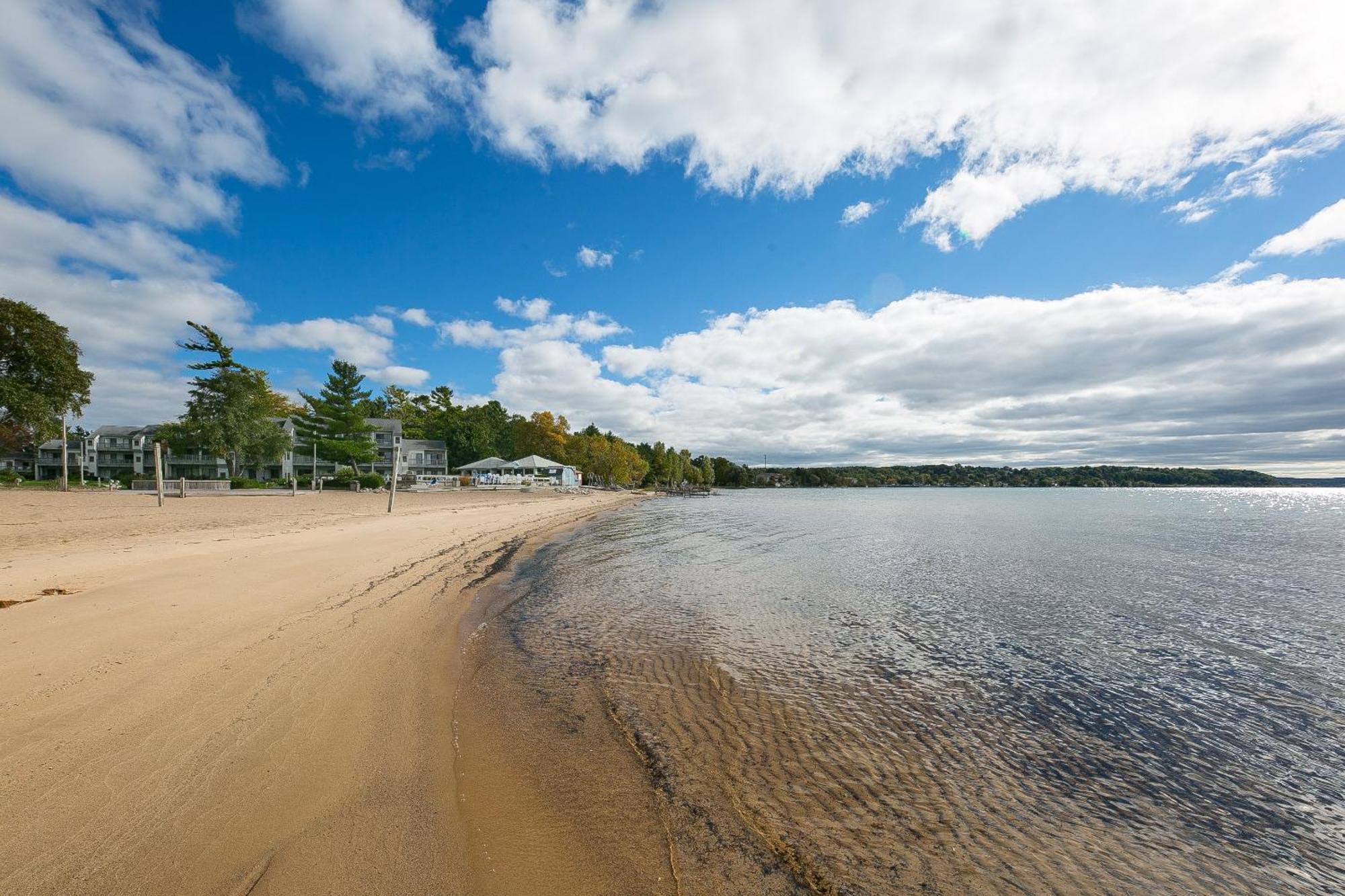 Gorgeous 2 Bedroom Lake View Condo Traverse City Exteriér fotografie