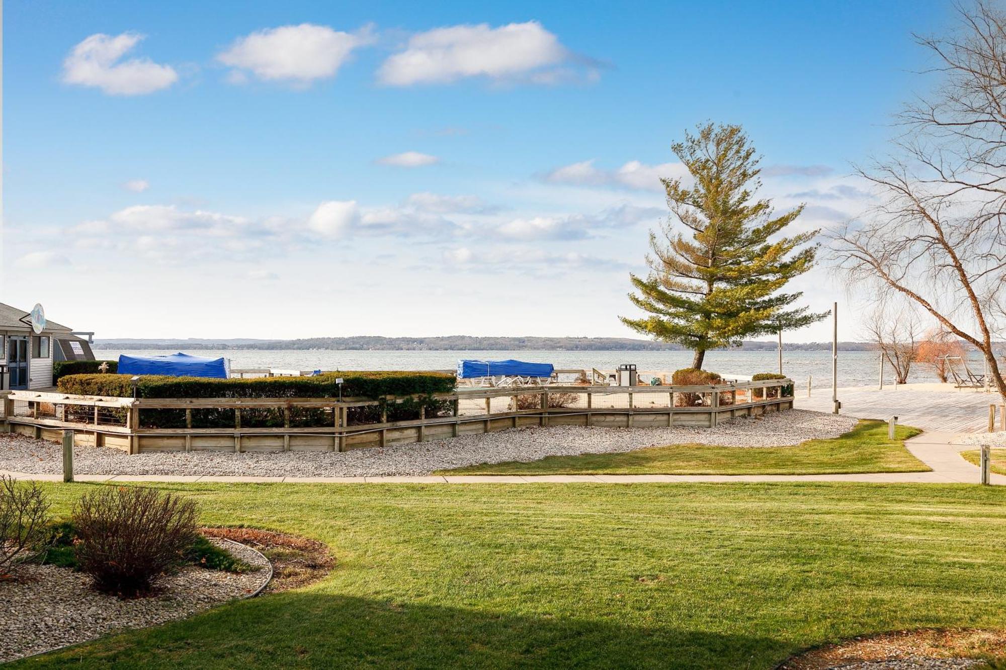 Gorgeous 2 Bedroom Lake View Condo Traverse City Exteriér fotografie