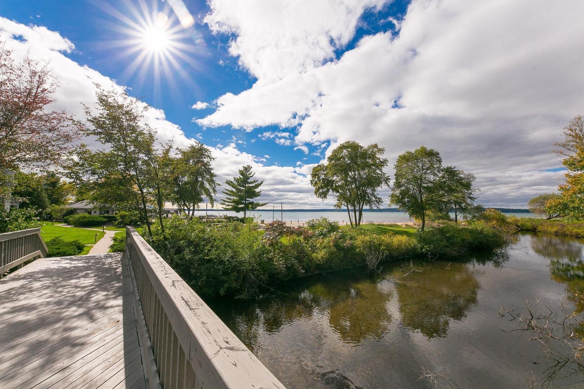 Gorgeous 2 Bedroom Lake View Condo Traverse City Exteriér fotografie