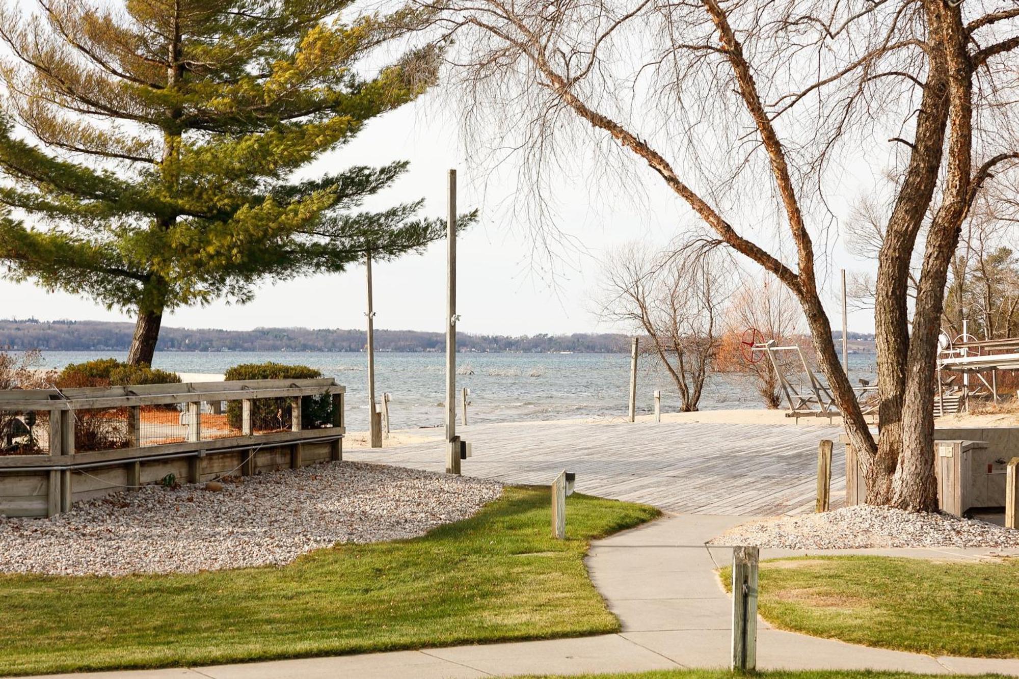 Gorgeous 2 Bedroom Lake View Condo Traverse City Exteriér fotografie